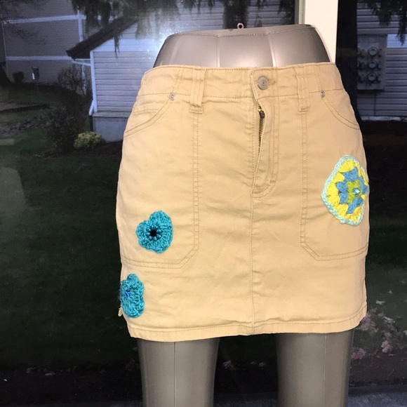 Women’s UPCYCLED EUC Sz 9 HAND CRAFTED, CROCHETED Chic Tan with Blue Crochet - Picture 2 of 16